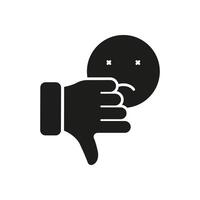 Schlecht Feedback Silhouette Symbol. nicht zustimmen Symbol zum Sozial Medien App. Daumen Nieder mit traurig Emoticon Glyphe Piktogramm. nicht wie solide unterzeichnen. nicht gefallen Emoji. isoliert Illustration vektor