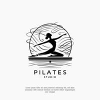 pilates kvinna silhuett, flicka med skönhet kropp hår och ansikte på Gym logotyp design vektor