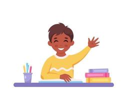 Junge, der die Hand hebt, um zu antworten. Kind sitzt am Schreibtisch mit Schulsachen vektor