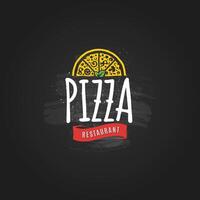 pizzeria emblem på svarta tavlan. pizza logotyp mall. emblem för Kafé, restaurang eller mat leverans service. vektor