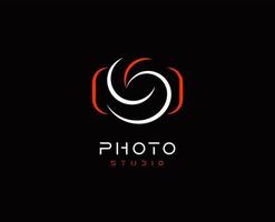 kamera abstrakt vektor logotyp mall, minimal design logotype koncept för digital konst studio, foto studio, fotograf och foto editor app, isolerad på svart bakgrund