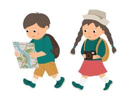 vektorillustration av en gående pojke, tittar på en karta och en flicka med kamera. resande barn med ryggsäckar. scouter, resenärer eller semesterfirare bild. ljus söt illustration. vektor