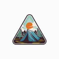 Berg Abenteuer Logo. Wandern und Camping Jahrgang Logo Design vektor