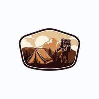 Berg Abenteuer Logo. Wandern und Camping Jahrgang Logo Design vektor