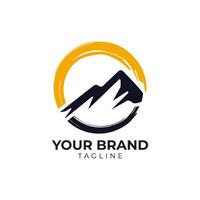Berg Gipfel mit künstlerisch Bürste Logo Illustration vektor