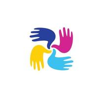 isolerade abstrakt färgglada barn händer tillsammans logotyp. logotyp för lekrum för barn. dagis tecken. handavtryck i färgsymbol. konstskola emblem. vektor illustration.