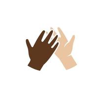 isolerade abstrakt mörk och ljus hud mänskliga händer tillsammans logotyp. ge high five svarta och vita människor händer logotyp. internationell vänskapstecken. symbol för lika rättigheter. vektor illustration.