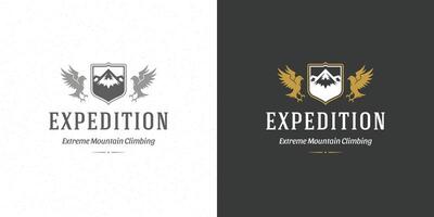 Berge Logo Emblem draussen Abenteuer Expedition Illustration Berg und fliegend Adler Silhouetten vektor