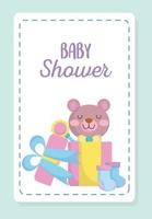 baby shower, söt nallebjörn i present med skallra och strumpor, tillkännage nyfödd välkomstkort vektor