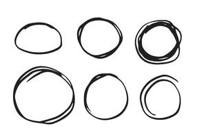 hand dragen cirkel översikt skiss uppsättning. cirkulär klottra cirkel runda för design element på vit bakgrund. vektor