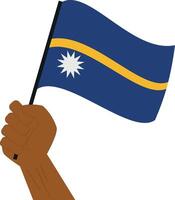 Hand halten und erziehen das National Flagge von Nauru vektor