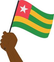 hand innehav och höjning de nationell flagga av Togo vektor