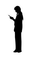 silhuett av en person stående innehav smartphone, de begrepp användningar smart förbindelse mobil uppkopplad, illustration vektor