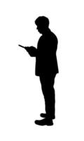 silhuett av en person stående innehav smartphone, de begrepp användningar smart förbindelse mobil uppkopplad, illustration vektor