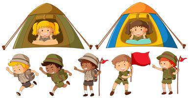 Många barn i safari outfit springar och camping i tält vektor