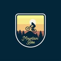 mountainbike badge hoppa siluett gul himmel bakgrund. logotyp tecken patch design vektor