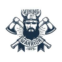 Wikinger Krieger retro Logo Vorlage. Barbar Kopf im ein gehörnt Helm, gekreuzt Achsen und Schleife. Illustration. vektor