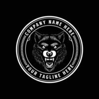 Jahrgang retro Hand gezeichnet brüllend wütend Wolf Hund Kopf Abzeichen Emblem Etikette Design vektor