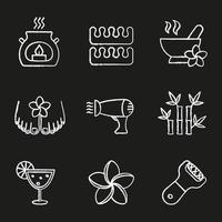 spa salong krita ikoner set. aromaterapiljus, tåavskiljare, mortel och mortelstöt, hårtork, plumeria, bambustavar, cocktail, fotfil. isolerade svarta tavlan vektorillustrationer vektor