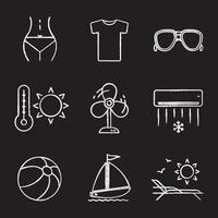 sommar krita ikoner set. kvinnokropp, t-shirt, solglasögon, sommarvärme, fläkt, luftkonditionering, badboll, solsäng, segelbåt. isolerade svarta tavlan vektorillustrationer vektor