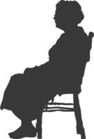 silhuett äldre kvinna Sammanträde i de stol svart Färg endast vektor
