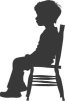 silhuett liten pojke Sammanträde i de stol svart Färg endast vektor
