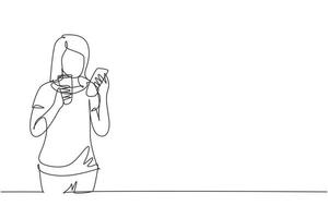Kontinuierliche eine Strichzeichnung lächelnde schöne Frau, die auf das Handy schaut und ein Glas Orangensaft hält, während sie in einem gemütlichen Zuhause frühstückt. Einzeilige Zeichnung Design Vektorgrafik Illustration vektor