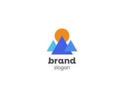 kreativ enkel triangel berg logotyp vektor