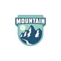 logotyp berg äventyr expedition vektor
