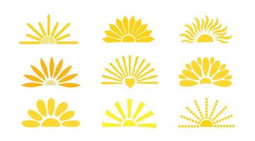 enkel gul halv Sol hand dragen platt illustration med halv cirkel form i mitten, söt sommar solnedgång, gryning bild för logotyp, kort, dekor, semester begrepp, Semester, sommartid barn design vektor