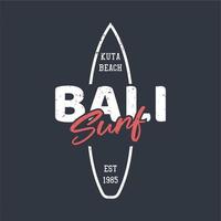 T-Shirt Design Kuta Strand Bali Surfen mit Surfbrett flache Illustration vektor