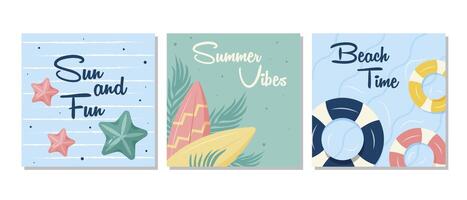 einstellen von Sommer- Plakate mit Strand Elemente, Surfbretter, Seesterne, und Rettungsringe. Design zum ein Ferien Poster, Reise Werbung, oder Sozial Medien Post Vorlage. vektor