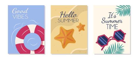 einstellen von Sommer- Plakate mit Strand Elemente mögen ein Leben Ring und Sonnenbrille. vektor