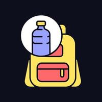 Rucksack aus Kunststoff RGB-Farbsymbol für dunkles Thema. Wiederverwendung weggeworfener Wasserflaschen. isolierte Vektor-Illustration auf Nachtmodus-Hintergrund. einfache gefüllte Strichzeichnung auf Schwarz vektor