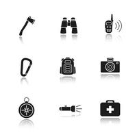 Camping Schlagschatten schwarze Symbole gesetzt. Axt, Fernglas, Walkie-Talkie, Karabiner, Rucksack, Fotokompass, Taschenlampe und Verbandskasten. touristische Ausrüstung. isolierte vektorillustrationen vektor