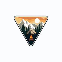 Berg Abenteuer Logo. draussen Camping Jahrgang Logo Design vektor