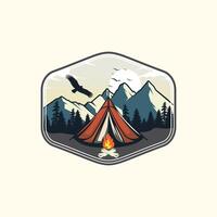 berg äventyr logotyp. utomhus- camping årgång logotyp design vektor