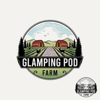 das Jahrgang Logo Illustration abbilden ein charmant Glamping pod inmitten szenisch Ackerland. vektor