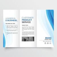 trifold broschyr design mall med blå vågig former vektor