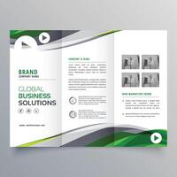 kreativ trifold broschyr design med grön och grå vågig form vektor