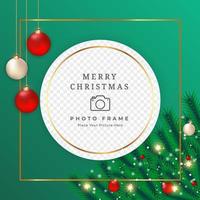 Weihnachtsfotorahmen grüne Blätter, Weihnachtsfotorahmenelemente auf grünem Hintergrund. Fotorahmen mit grünem Blatt und Dekorationskugeln. Urlaubsfotorahmen-Design mit Schneeflocken vektor