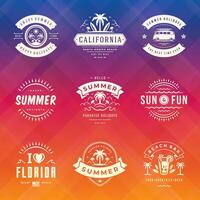 Sommer- Ferien Etiketten und Abzeichen retro Typografie Design Satz. vektor