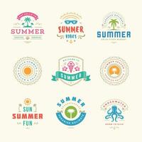 Sommer- Ferien Etiketten und Abzeichen retro Typografie Design Satz. vektor