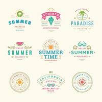 Sommer- Ferien Etiketten und Abzeichen retro Typografie Design Satz. vektor