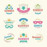 Sommer- Ferien Etiketten und Abzeichen retro Typografie Design Satz. vektor