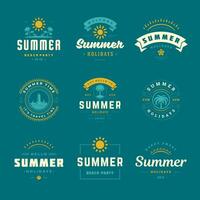 Sommer- Ferien Etiketten und Abzeichen retro Typografie Design Satz. vektor