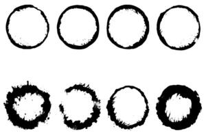 schwarz Formen von Wein Kreis und Kaffee Ring Flecken. schmutzig spritzt und Flecken Hand gezeichnet Tee oder Tinte Ring Flecken auf Weiß Hintergrund. vektor