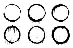 svart former av vin cirkel och kaffe ringa fläckar. smutsig stänk och fläckar hand dragen te eller bläck ringa fläckar på vit bakgrund. vektor