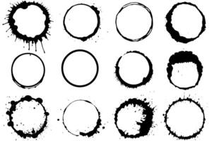 schwarz Formen von Wein Kreis und Kaffee Ring Flecken. schmutzig spritzt und Flecken Hand gezeichnet Tee oder Tinte Ring Flecken auf Weiß Hintergrund. vektor