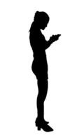 Silhouette von ein Stehen Frau halt Smartphone, Illustration vektor